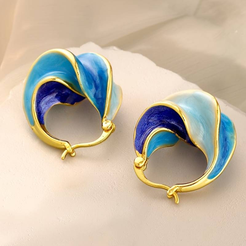 Charming Gold Earring for Any Occasion