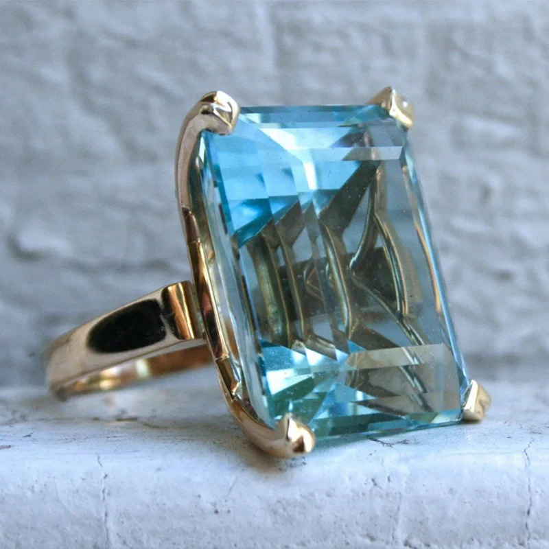 Classic Gold Ring with Timeless Appeal