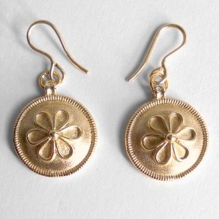 Charming Gold Earring for Any Occasion