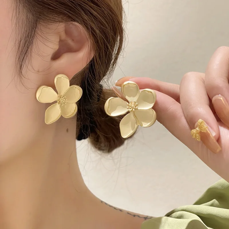 Elegant Gold Earring for Every Occasion