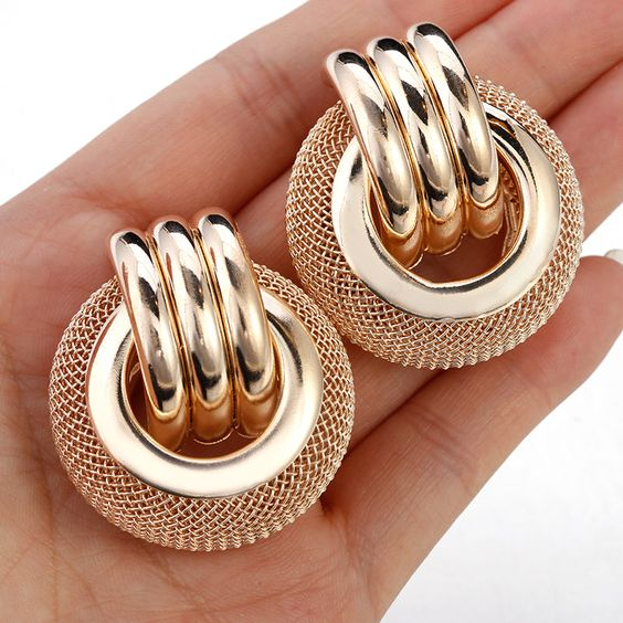 Charming Gold Earring for Any Occasion