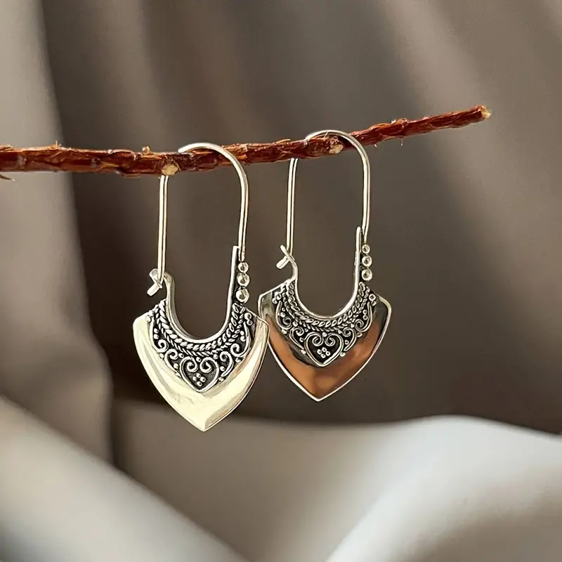 Charming Silver Earring for Any Occasion