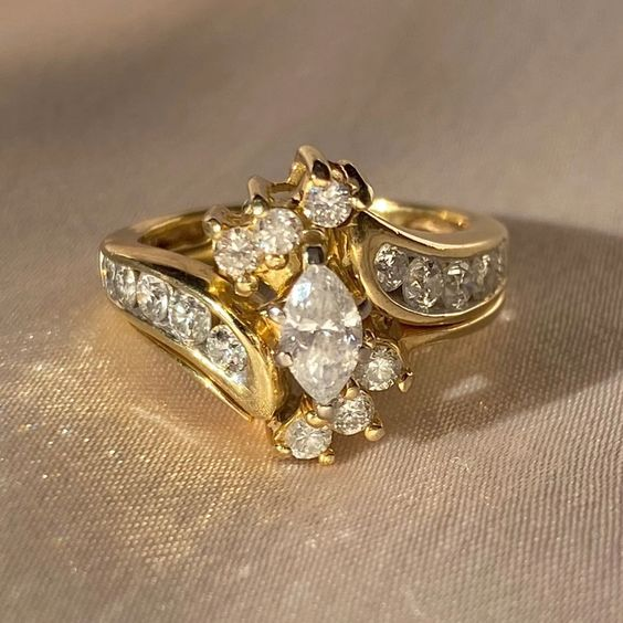 Classic Gold Ring with Timeless Appeal