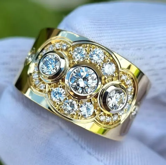 Classic Gold Ring with Timeless Appeal