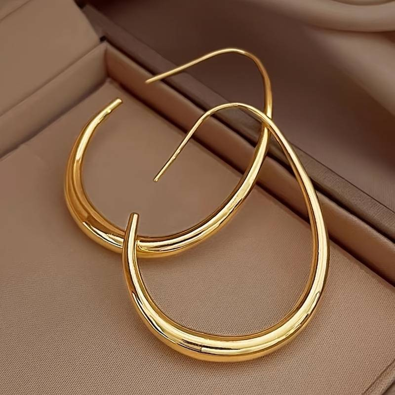 Classic Gold Earring with Timeless Appeal