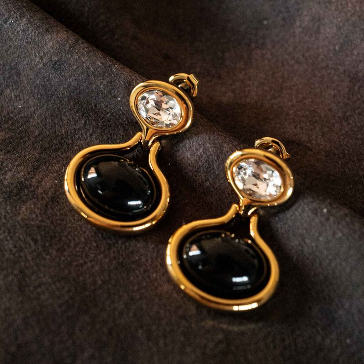 Classic Gold Earring with Timeless Appeal