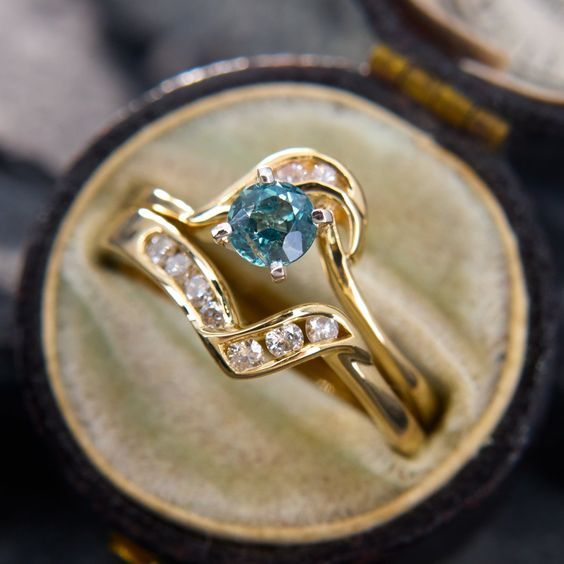 Classic Gold Ring with Timeless Appeal