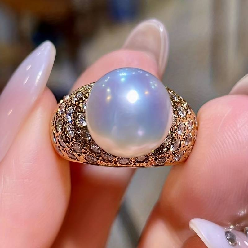 Classic Gold Ring with Timeless Appeal