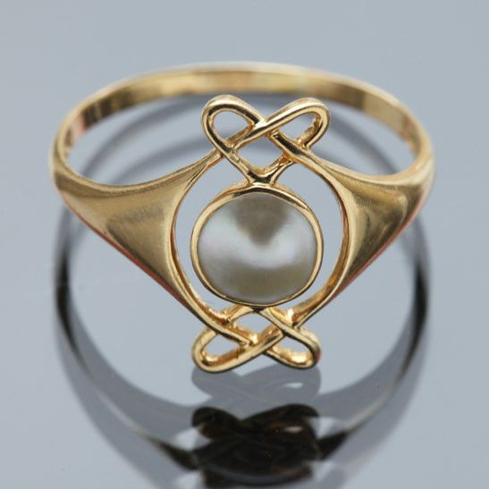 Romantic Gold Ring for Special Moments