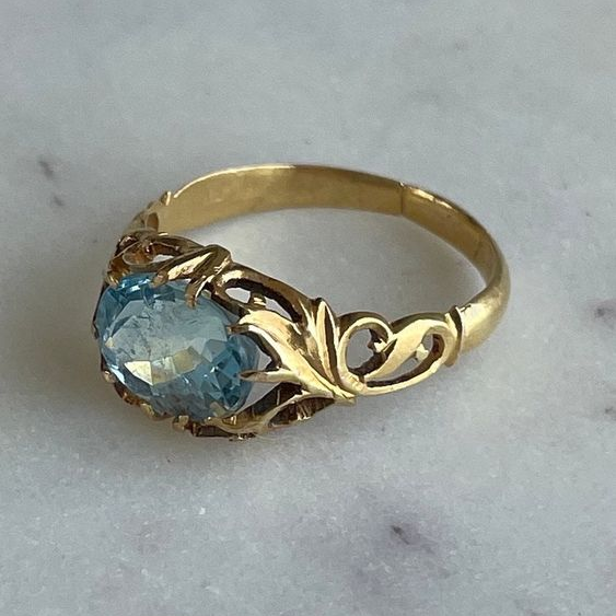 Classic Gold Ring with Timeless Appeal