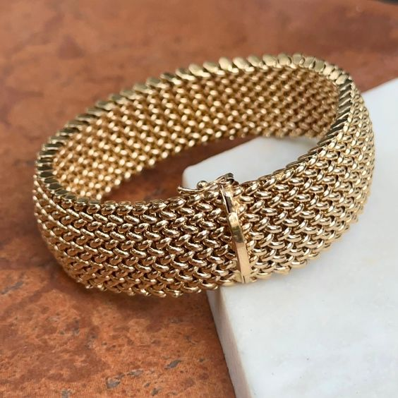 Romantic Gold Bracelet for Special Moments