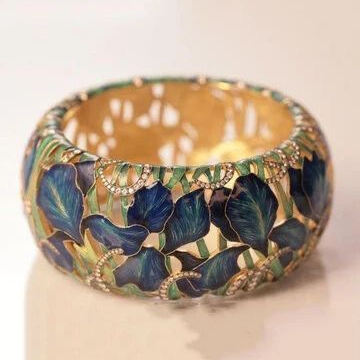 Classic Gold Ring with Timeless Appeal