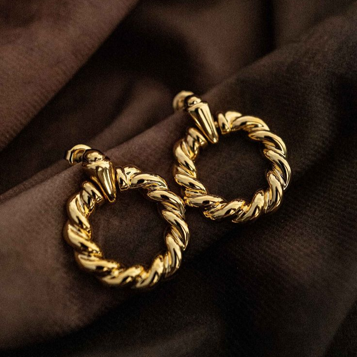 Classic Gold Earring with Timeless Appeal