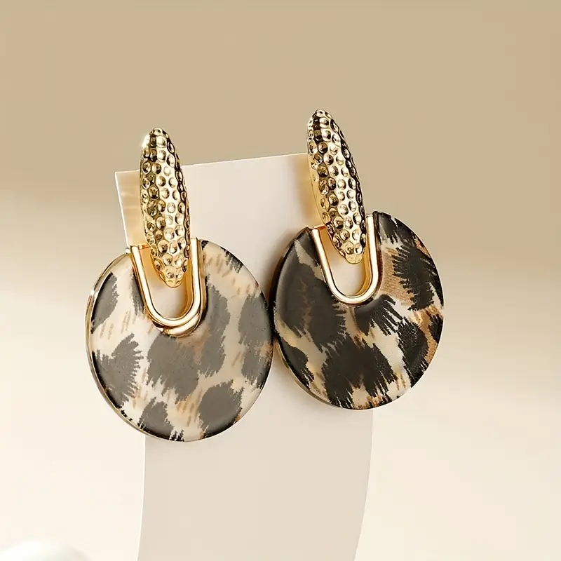 Charming Gold Earring for Any Occasion