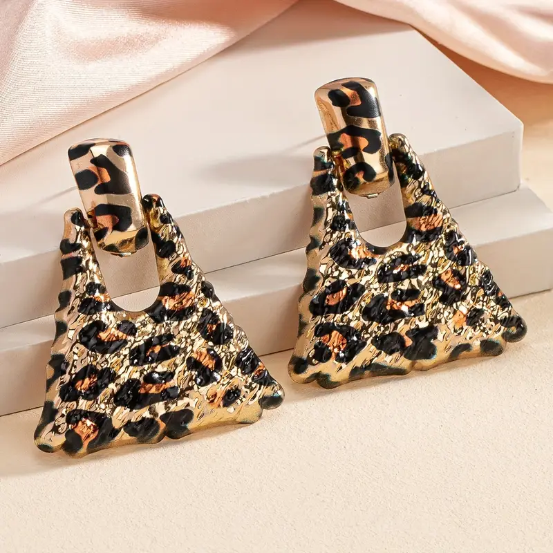 Classic Gold Earring with Timeless Appeal