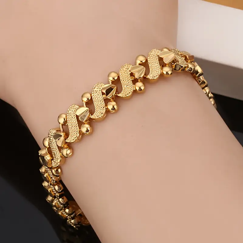 Charming Gold Bracelet for Any Occasion