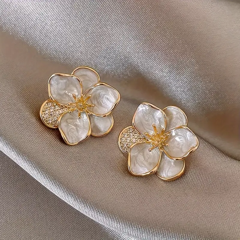 Charming Earring for Any Occasion
