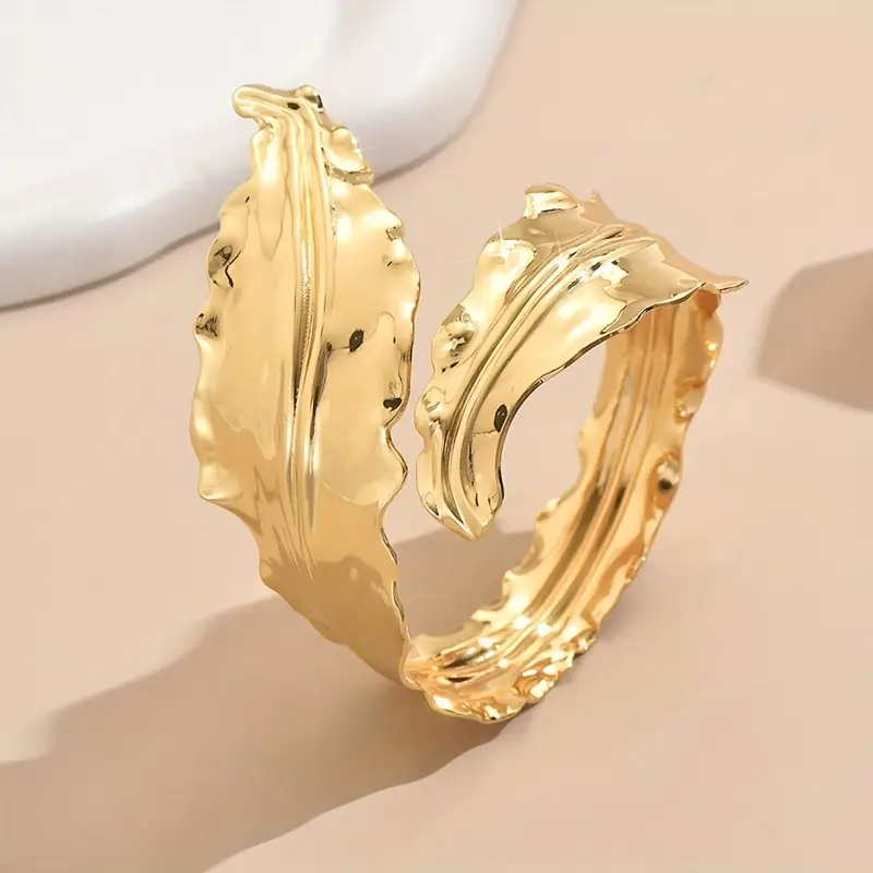Romantic Gold Bracelet for Special Moments