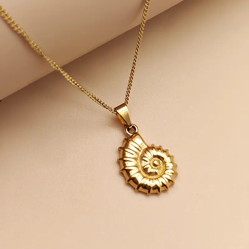 Romantic Gold Necklace for Special Moments