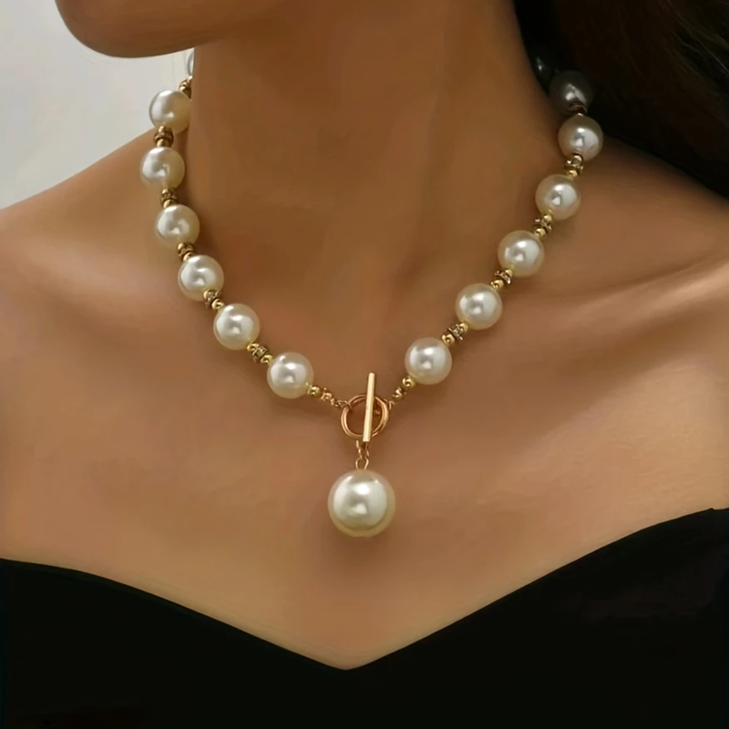 Classic Pearl Necklace with Timeless Appeal