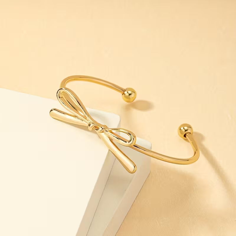 Romantic Gold Bracelet for Special Moments