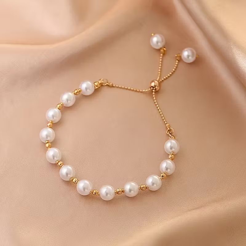 Classic Gold Bracelet with Timeless Appeal