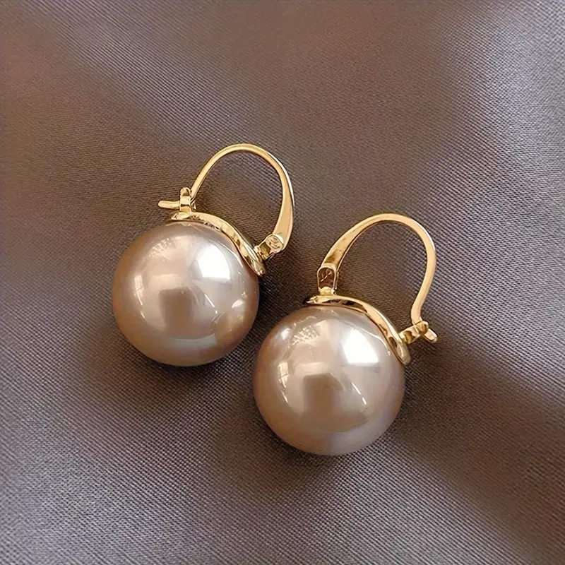 Charming Gold Earring for Any Occasion