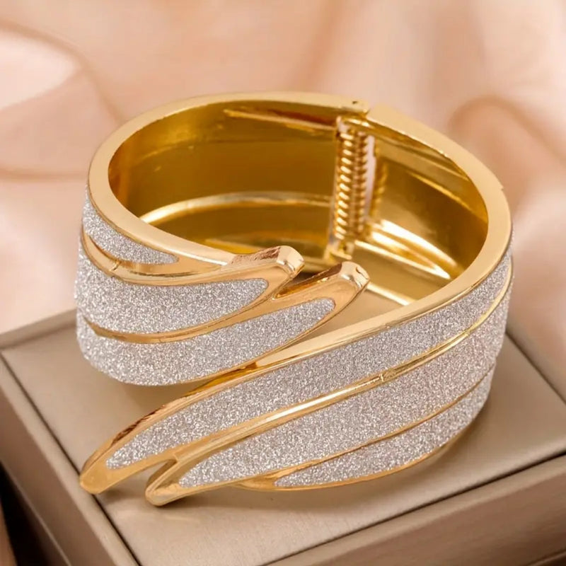 Classic Gold Ring with Timeless Appeal